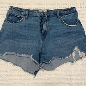 Abercrombie 4” Mom Short